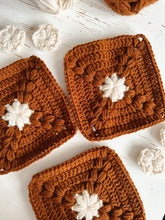 Cargar imagen en el visor de la galería, Mantita Rosewood - Patron Crochet