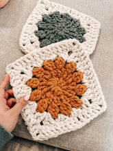 Cargar imagen en el visor de la galería, Mantita Winter Blossom - Patrón Crochet