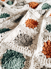 Cargar imagen en el visor de la galería, Mantita Winter Blossom - Patrón Crochet