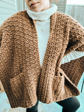 Cargar imagen en el visor de la galería, Golden Hour Cape - Patrón a Crochet
