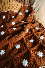 Cargar imagen en el visor de la galería, Mantita Rosewood - Patron Crochet