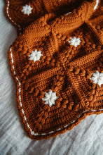 Cargar imagen en el visor de la galería, Mantita Rosewood - Patron Crochet