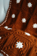 Cargar imagen en el visor de la galería, Mantita Rosewood - Patron Crochet