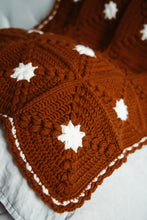 Cargar imagen en el visor de la galería, Mantita Rosewood - Patron Crochet