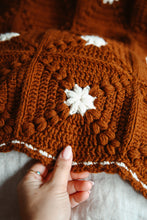Cargar imagen en el visor de la galería, Mantita Rosewood - Patron Crochet