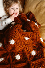 Cargar imagen en el visor de la galería, Mantita Rosewood - Patron Crochet