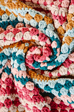 Cargar imagen en el visor de la galería, Mantita Riverbed, Version Chunky - Patron Crochet