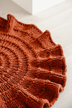 Cargar imagen en el visor de la galería, Falda Para Arbol De Navidad - Patron Dos Agujas