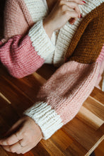 Cargar imagen en el visor de la galería, Cardigan Big Patchwork - Dos Agujas