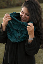 Cargar imagen en el visor de la galería, Cuello Pines - Patron Dos Agujas