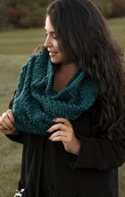 Cargar imagen en el visor de la galería, Cuello Pines - Patron Dos Agujas