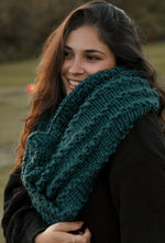 Cargar imagen en el visor de la galería, Cuello Pines - Patron Dos Agujas
