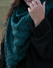 Cargar imagen en el visor de la galería, Cuello Pines - Patron Dos Agujas