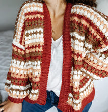 Cargar imagen en el visor de la galería, Cardigan Riverbed - Patron Crochet
