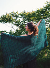 Cargar imagen en el visor de la galería, Chal Evening Glow - Tejido a Dos Agujas