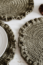 Cargar imagen en el visor de la galería, Individuales & Posavasos Ruffle - Patron a Crochet