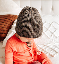 Cargar imagen en el visor de la galería, Gorro Maple tejido a Dos Agujas