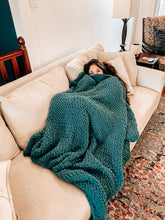 Cargar imagen en el visor de la galería, Mantita Movie Night - Patrón Crochet