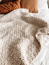 Cargar imagen en el visor de la galería, Mantita Andrea - Patron Crochet