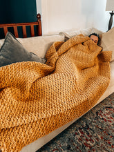 Cargar imagen en el visor de la galería, La Mantita de Dani - patrón Crochet