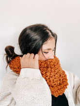 Cargar imagen en el visor de la galería, Cuello Winter Nights - Patron dos agujas