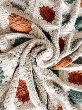 Cargar imagen en el visor de la galería, Mantita Winter Blossom - Patrón Crochet
