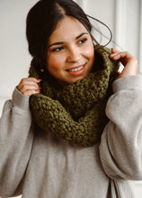 Cargar imagen en el visor de la galería, Cuello &amp; Bufanda Nollie - Patrón Crochet
