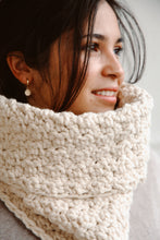 Cargar imagen en el visor de la galería, Cuello &amp; Bufanda Nollie - Patrón Crochet
