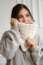 Cargar imagen en el visor de la galería, Cuello &amp; Bufanda Nollie - Patrón Crochet
