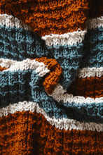 Cargar imagen en el visor de la galería, Mantita Lagos - Patrón Dos Agujas
