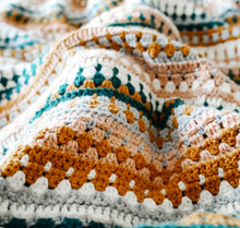 Cargar imagen en el visor de la galería, Mantita Riverbed - Patron Crochet

