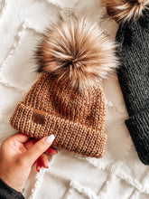 Cargar imagen en el visor de la galería, Gorro Maple tejido a Dos Agujas
