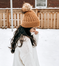 Cargar imagen en el visor de la galería, Patrón Dos Agujas - Gorro Crossover con Pretina Doble
